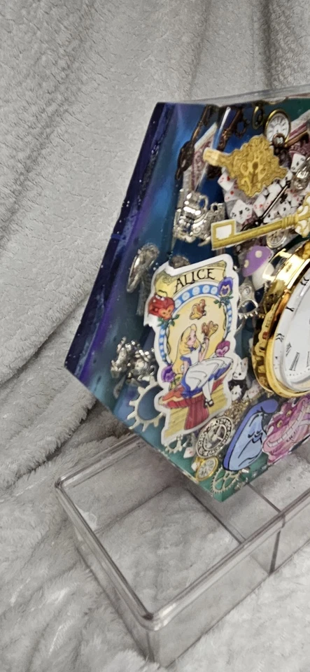 Reloj Alicia en el País de las Maravillas hecho a mano Foto 3 de 4
