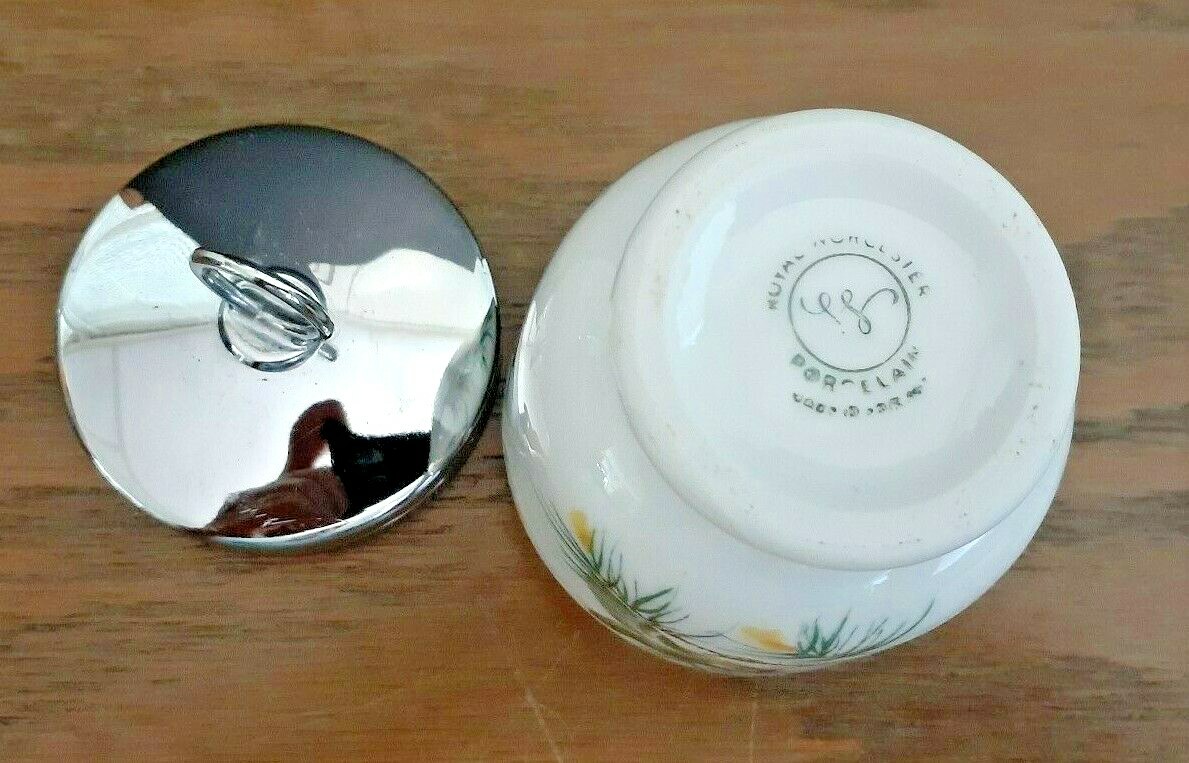  Worcester 陶器　ポーチドエッグ Vintage Royal Worcester porcelain egg coddler with screw on lid