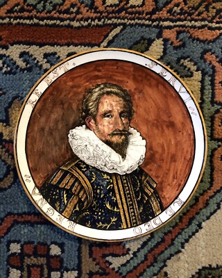 Wandteller mit Portrait und lateinischem Spruch: re est servi re deo regna.