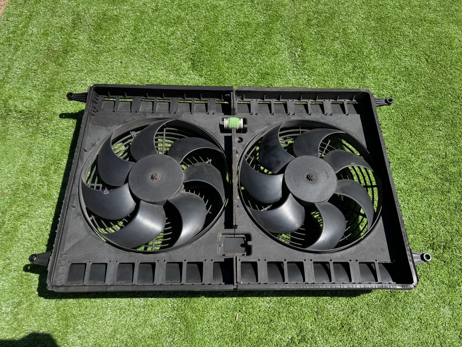03-08 Maserati Quattroporte M139 4.2L Dual Radiator Fans Shroud Assembly OEM