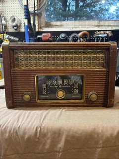 Radio da tavolo vintage GE modello 205 General Electric Tube si accende ricambi anni 40