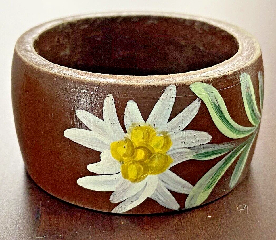 COPPIA PORTATOVAGLIOLI IN LEGNO DIPINTO VINTAGE ANNI '70 MARRONE E ROSSO A FIORI - Immagine 4 di 4