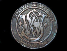 TF05156 VINTAGE 1976  SMITH  WESSON  GUN  FIREARM BRASSTONE BELT BUCKLE