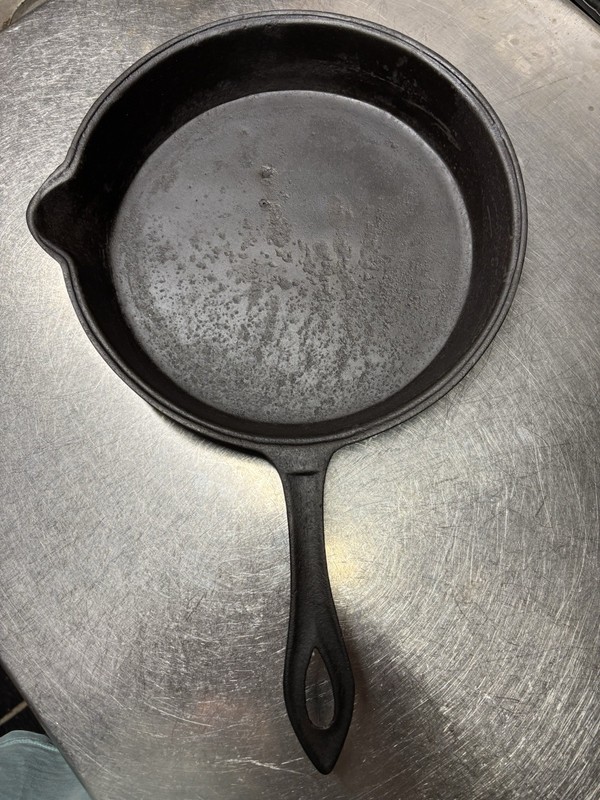 Bottom Gate Marked Pointy Handle Single Spout Cast Iron Skillet 10.5 inches