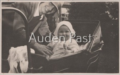Vintage RPPC lächelndes Baby im Kinderwagen mit Erwachsenen Echtfoto Postkarte TJC Schnappschuss