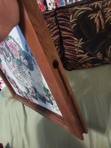 Volkskunst Gemälde von Rosen und einem Spitzendeckchen auf Glasfenster gerahmt, signiert. - Bild 11 von 16