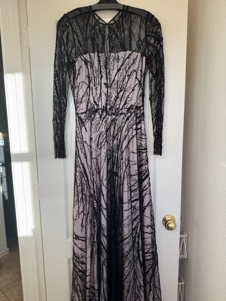 Vestido ilusión manga larga con cuentas Naeem Khan Foto 3 de 4