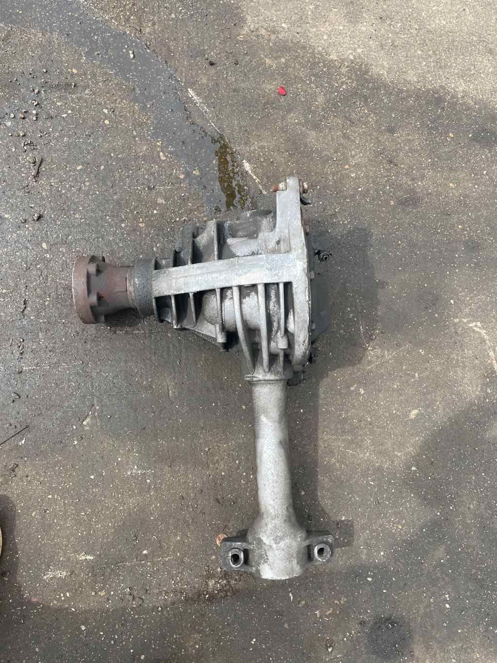 20022007 Jeep Liberty Front Axle Differential Carrier Assembly 3.73
