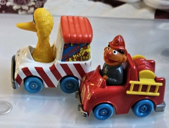 1984 Sesame Street Die Cast Car Ernie Big Bird Muppets caminhão de bombeiros frete grátis - Imagem 2 de 4