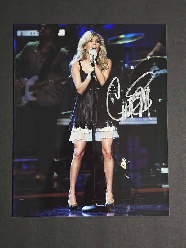CARRIE UNDERWOOD - ORIGINAL HAND SIGNED / AUTOGRAPHED CONCERT 8x10 PHOTO COA