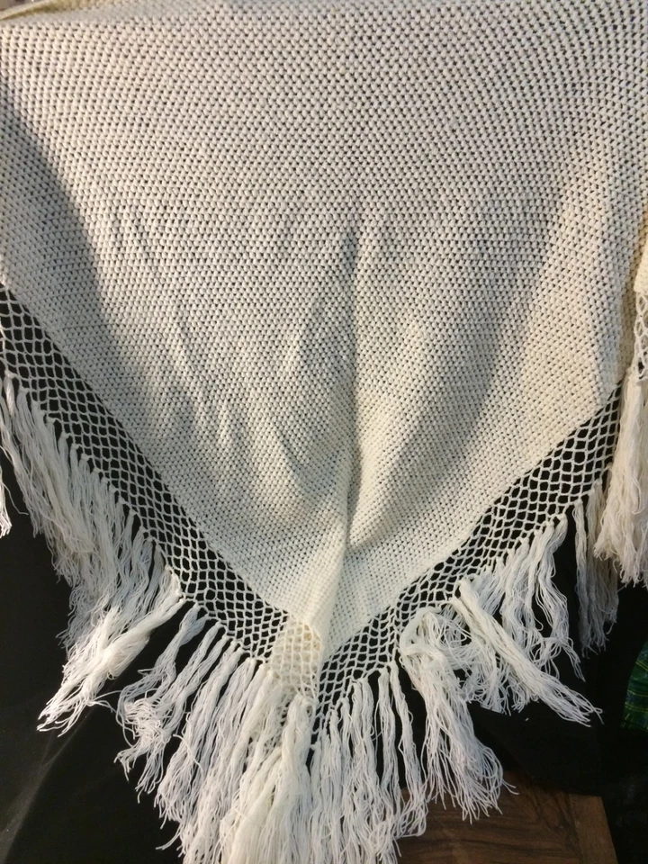 Châle en laine, au crochet fait main, blanc, à franges, années 70 Très bon état. - Photo 3/4