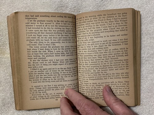 SOMETHING’S GOT TO GIVE by Marion Hargrove; 1948 Paperback in Very Good Shape! - Picture 7 of 11