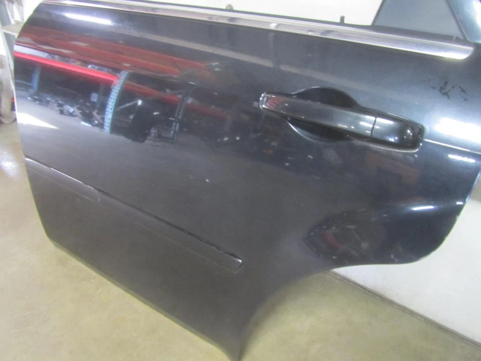 05-10 CHRYSLER 300 Left Rear Driver Side Door Green Tint Glass Black Pearl PXR - Image 2 of 4