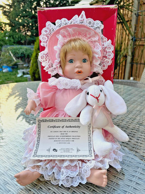 Vintage Porzellan Puppe mit Hasen Spielzeug aus Knightsbridge Sammlung