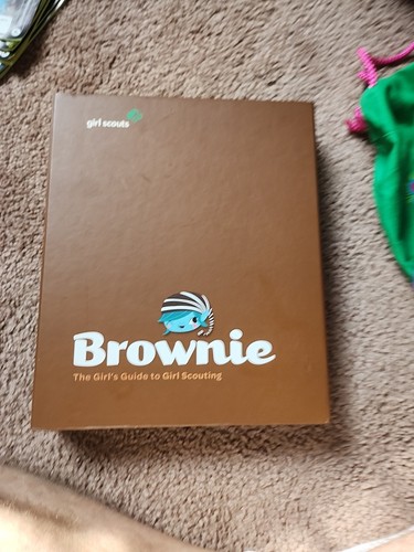 Pfadfinder Brownie Ein Mädchen Leitfaden für Pfadfinder Mappe Buch Handbuch braun lesen