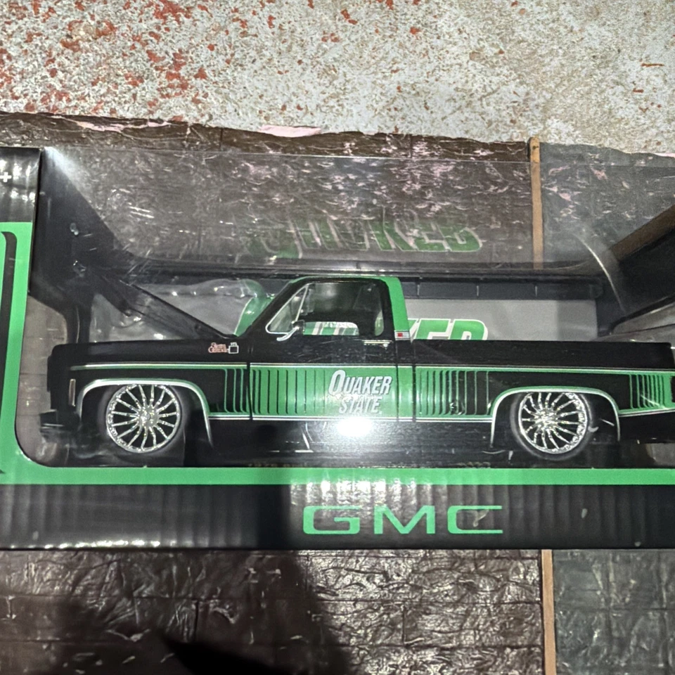 M2 Machines 1:24 1976 GMC Sierra Grande 15 Quaker State Green - Image 3 of 4