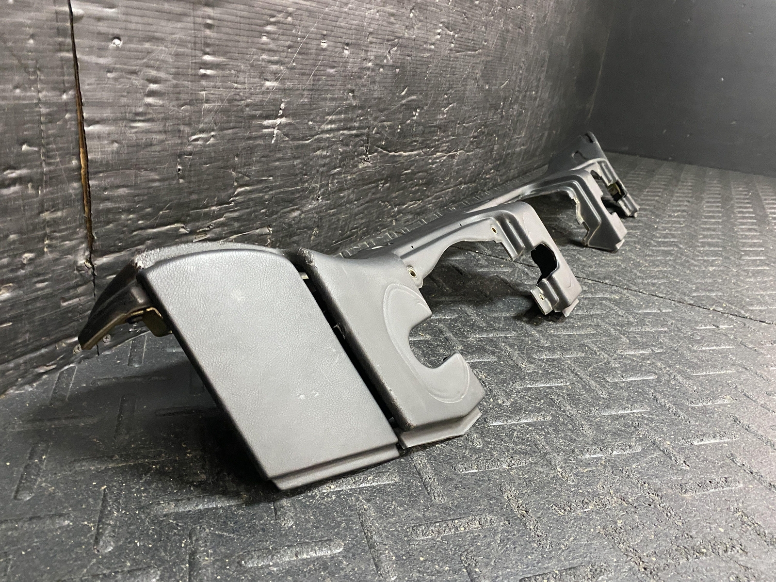 02-06 MASERATI SPYDER REAR SEAT BACK BULK HEAD TRIM MOULDING