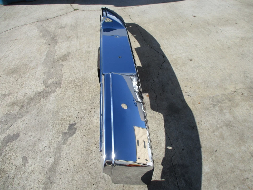 Б/у задний хромированный бампер Porsche 914 1970-1976 раннего стиля без защитных отверстий  - Изображение 2 из 4