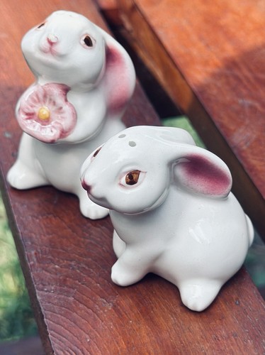 Vintage 1983 Avon Kitschy Bunny Rabbits Salt & Pepper Shakers Pink Bunnies - Picture 2 of 16