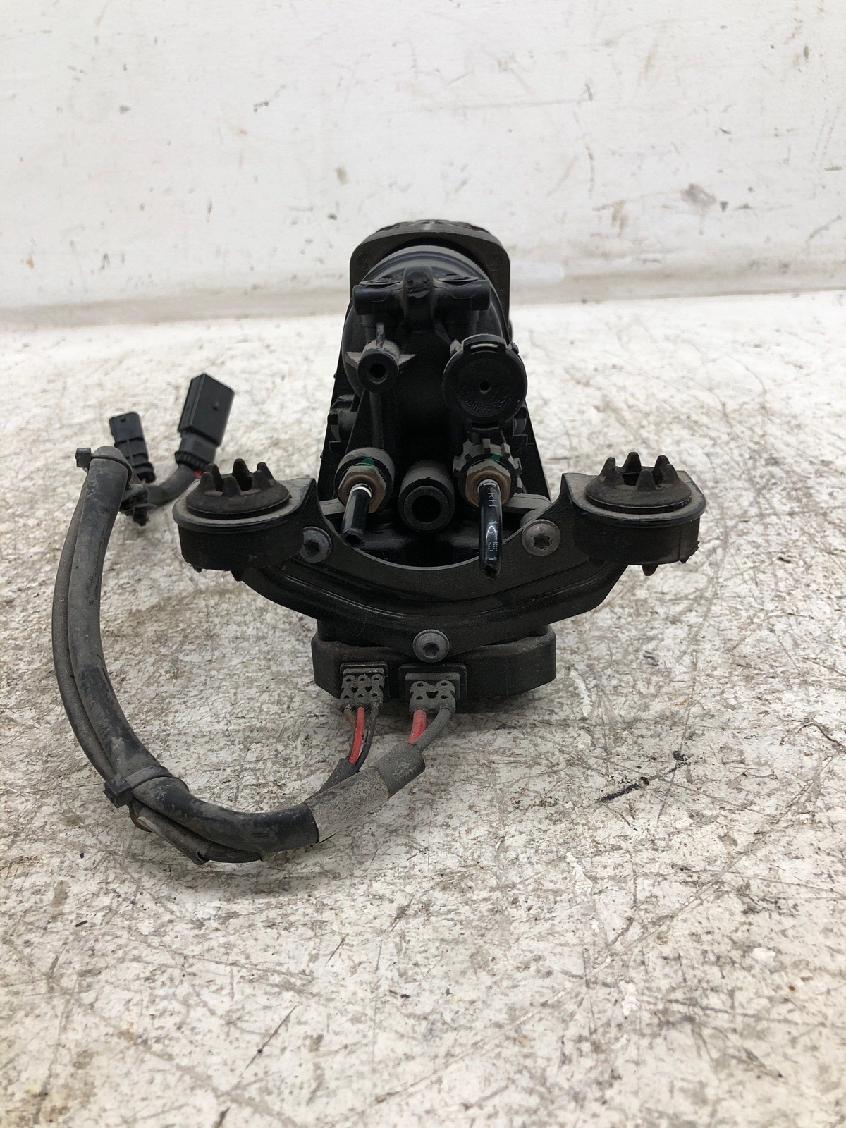 2017-2022 MASERATI LEVANTE AIR RIDE SUSPENSION AIR COMPRESSOR SUPPLY UNIT OEM