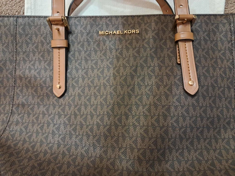 Bolso de Hombro Michael Kors Aria Grande Firma Logo Marrón Logo Foto 3 de 4