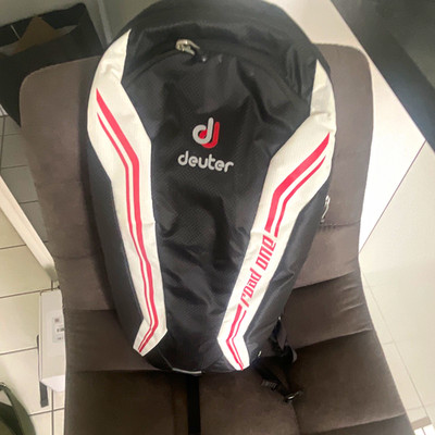 Deuter Rucksack mit Aircontact Tragesystem, Schwarz/Weiß/Rot