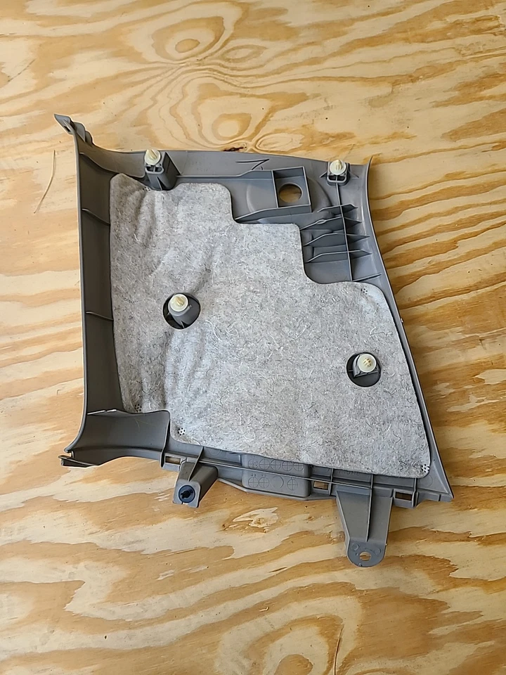 Toyota Highlander LH 2001-2007 adorno del lado del conductor embellecedor trasero. Foto 2 de 2