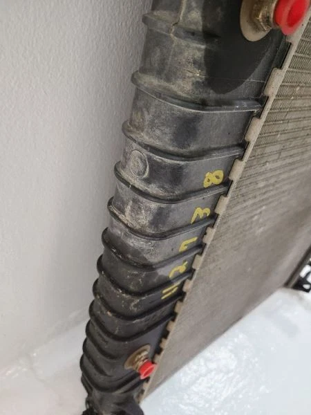 2002-2009 CHEVROLET ENVOY 4.2L Radiator 15196385 02-09 — 第 3/4 张图片