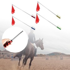 Flaggenparade beim Pferdetraining ersetzt den einziehbaren Fahnenmast im