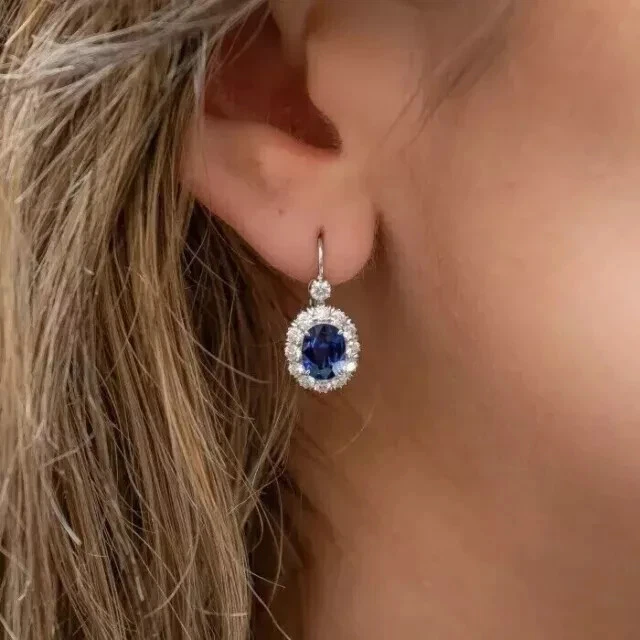 Pendientes colgantes y colgantes de zafiro azul ovalado de 3 quilates enchapados en oro blanco de 14 quilates creados en laboratorio Foto 2 de 4