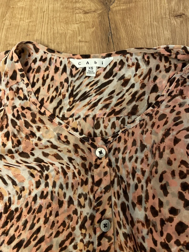 Túnica CAbi Talla XS Beguile Estampado Animal Top Transparente Abotonada Sin Mangas #108 Foto 3 de 4