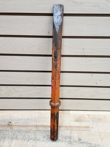 Brunner and Lay 1 1/4in x 6in Red Hex Shank Narrow Chisel - Picture 6 of 6