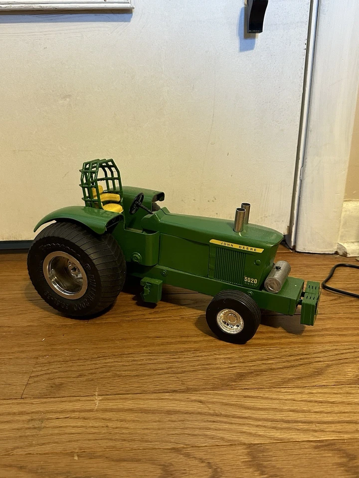 John Deere Custom Pulling Tractor  1/16 Scale - Image 3 of 4