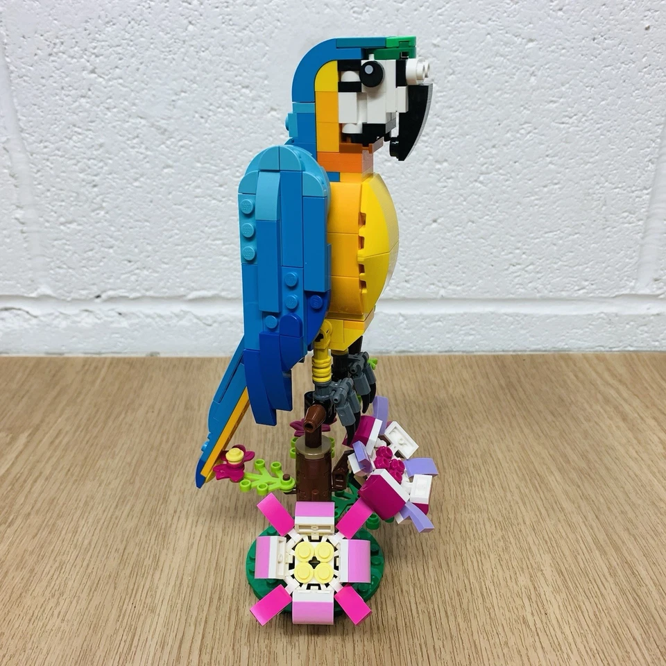LEGO Creator 31144 Exotic Pink Parrot, photo 1 of 5