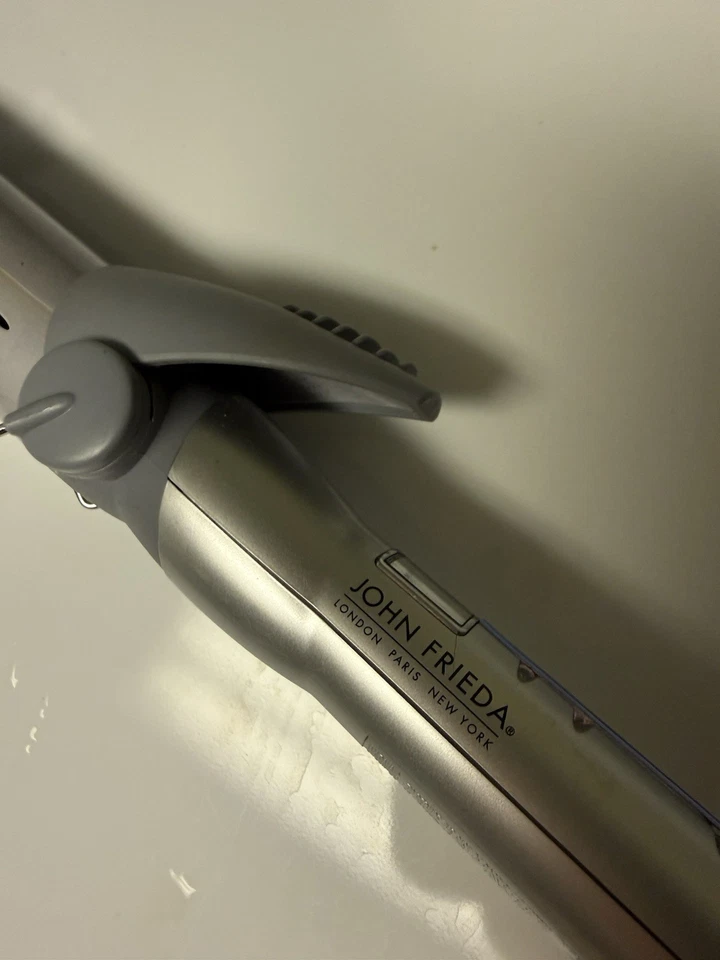 Plancha de peinado de precisión John Frieda JFC9 de 1 1/4 pulgadas Foto 2 de 4
