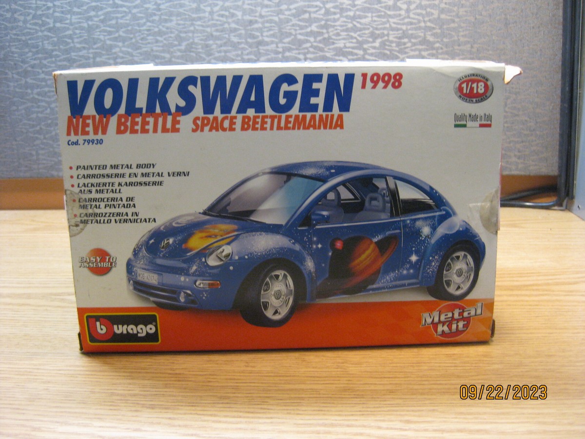 1/18 1998 VOLKSWAGEN VW NEW BEETLE , UNBUILT KIT IN BLUE BY BURAGO