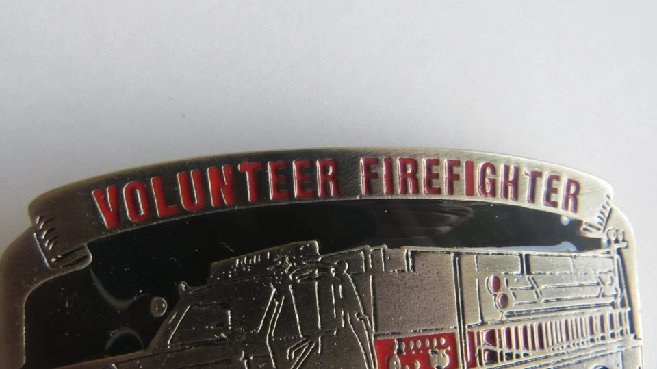 VOLUNTEER 消防员皮带扣保护 Heartland 消防车 Blk 红色珐琅 — 第 2/4 张图片