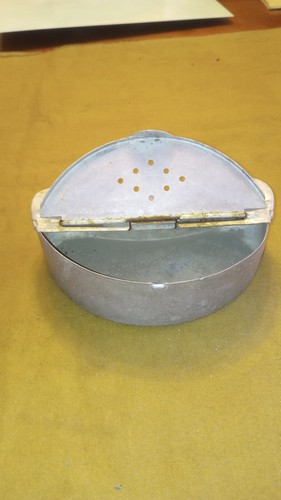 Vintage Aluminum Kidney Shape Fishing Bait Box w/ Belt Loops - Picture 8 of 12