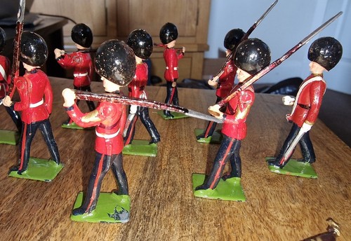 BRITAINS HOLLOWCAST SET NO.2084 COLOUR PARTY OF THE SCOTS GUARDS Painted Metal - Picture 4 of 7