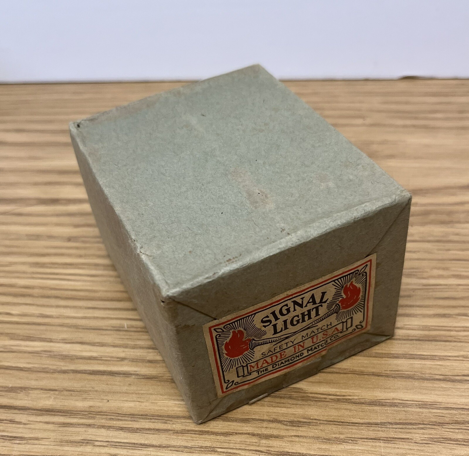 UNOPENED PACKAGE OF 10 VINTAGE DIAMOND SIGNAL LIGHT SAFETY MATCHES