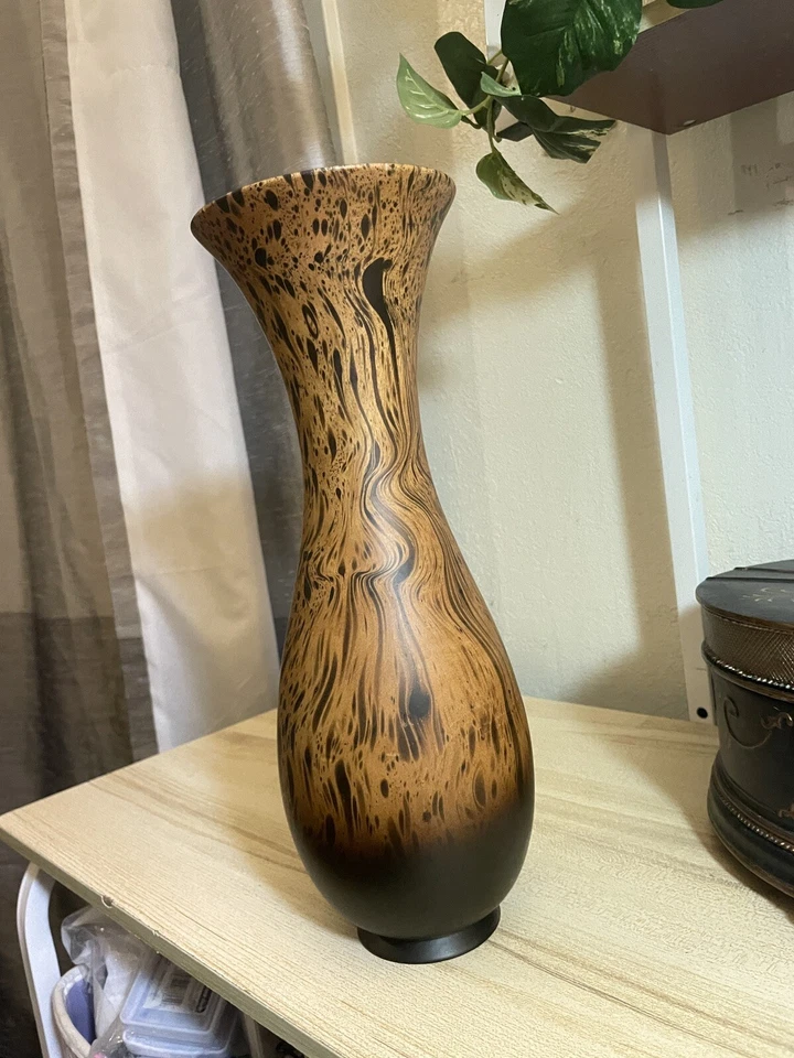 Jarrón ornamental de madera cónico tallado a mano con estampado de leopardo Foto 4 de 4