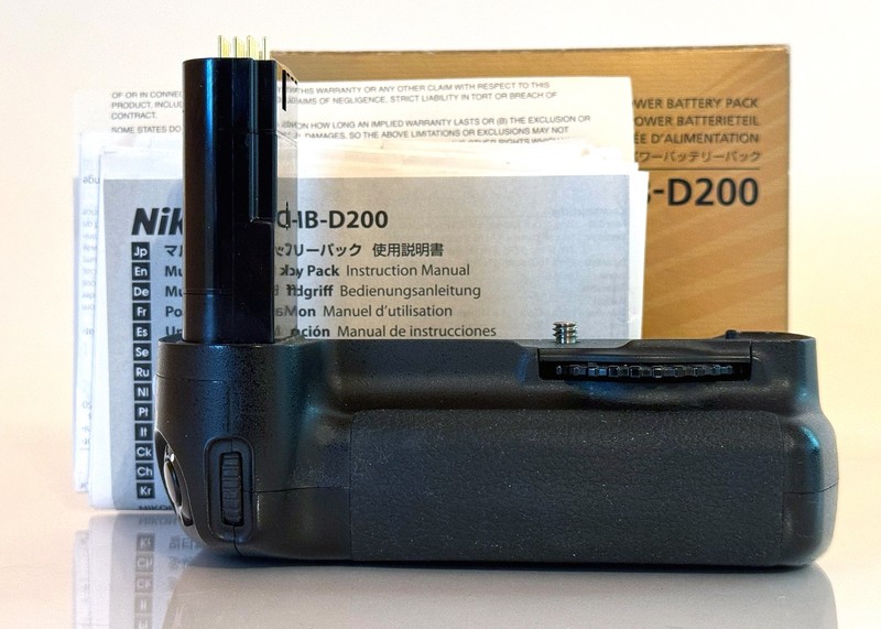 MB-D200 Battery Grip for Nikon D200 or FujiFilm S5. BROKEN. 99¢ no reserve