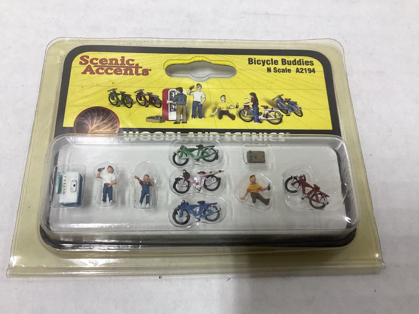 Woodland Scenics #A2194 N scale &ldquo;Bicycle Buddies"