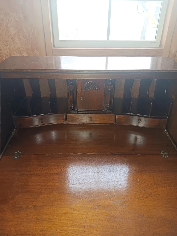 Antiguo escritorio de secretaria de caoba con patas de garra Foto 3 de 3