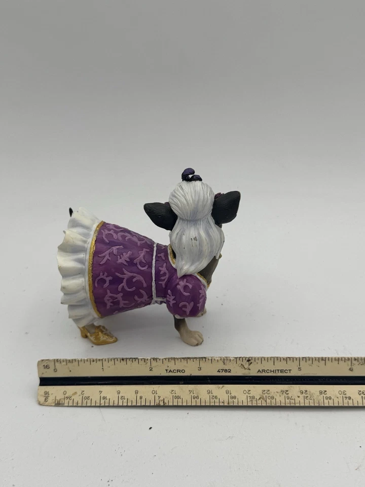 Estatuilla Aye Chihuahua - Vestido y máscara de mascarada púrpura - Perro coleccionable Foto 3 de 3