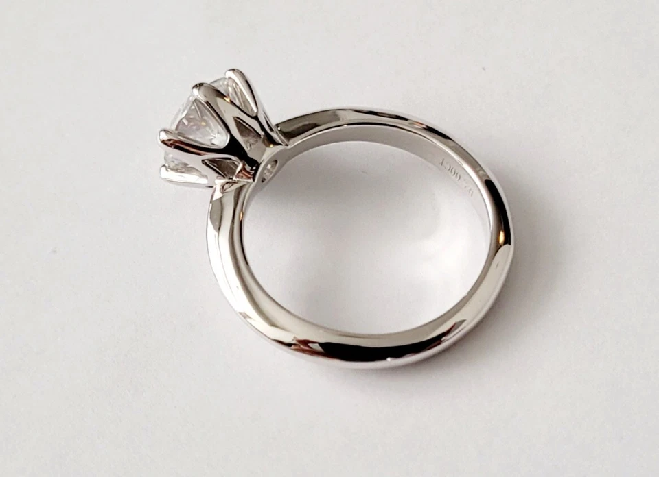 Anel solitário de 6 pinos de moissanita 2,00 quilates com garantia Charles & Colvard - Imagem 4 de 4