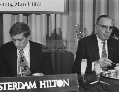 BOBBY FISCHER MEETING MAX EUWE AMSTERDAM 1972 8.5X11 PHOTO