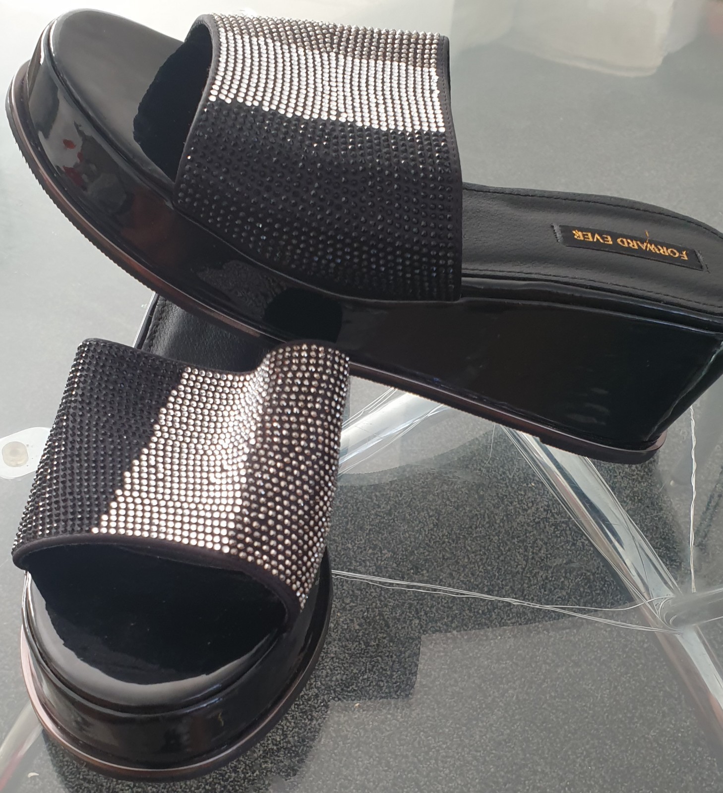 SAOLA Sandali neri con zeppa piatta suola comoda. Nuovo. UK taglia 8