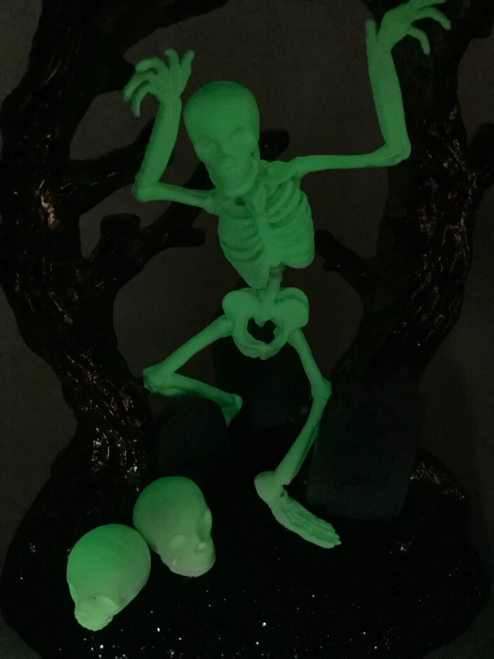 Candelabro Bath & Body Works 8,75" Dancing Skeleton 3 mechas bronce brillo oscuro Foto 3 de 4