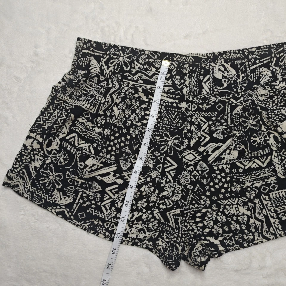 Pantalones Cortos Ecoté Urban Outfitters Estampado Geométrico Boho Negros Cintura Gruesa Medianos Foto 4 de 4